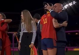 El beso de Rubiales a Jenni tras ganar el Mundial