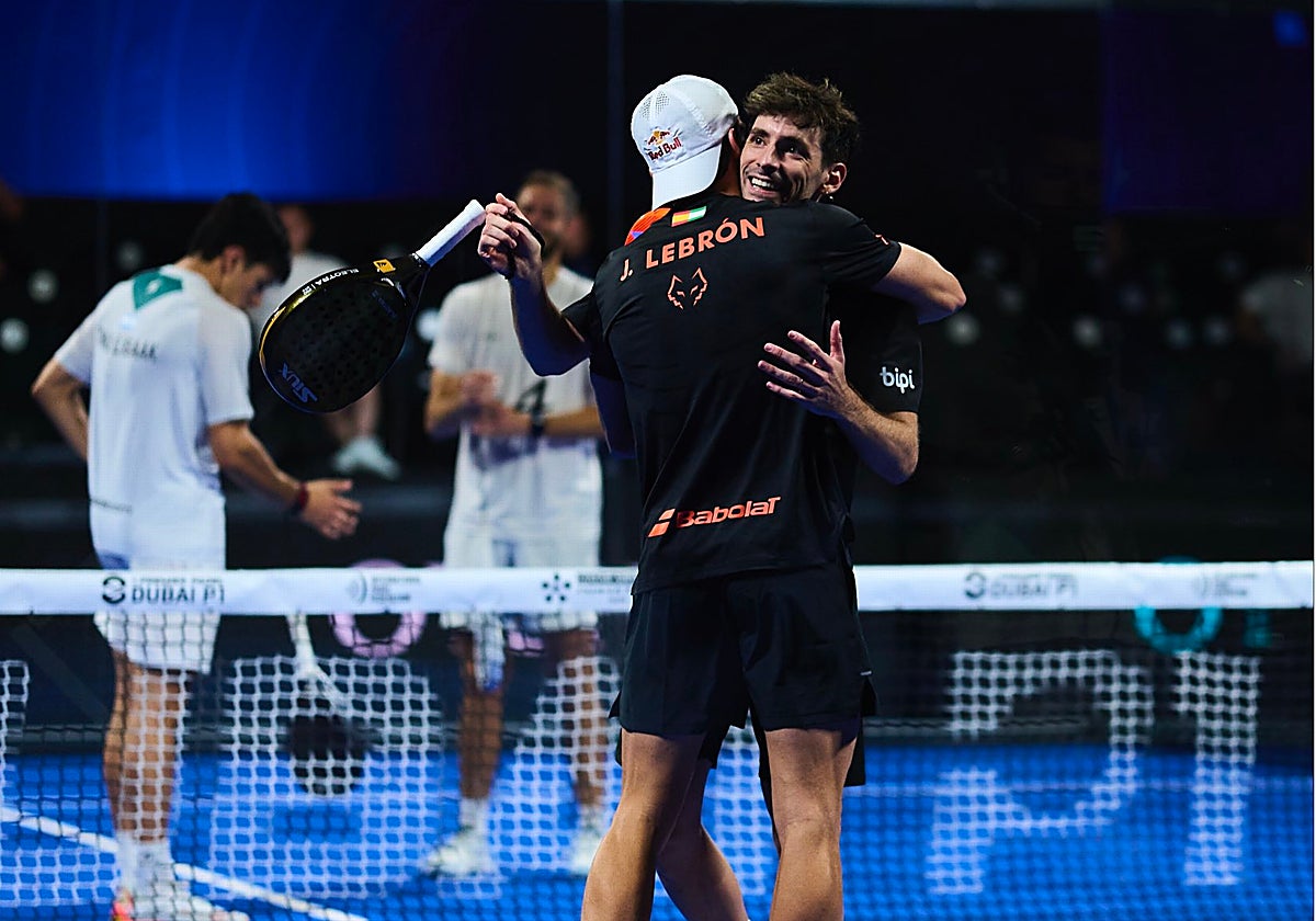Juan Lebrón y Franco Stupaczuk se abrazan al finalizar el partido de octavos de final