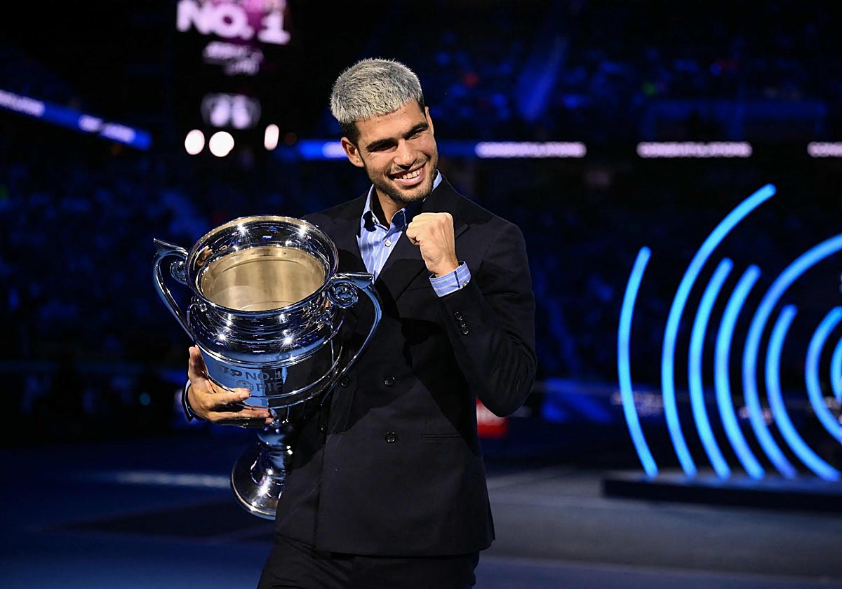 Alcaraz, con el trofeo de número 1