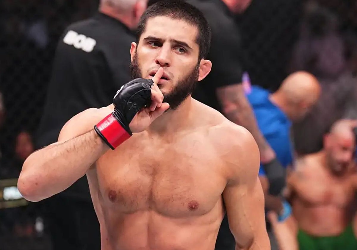 Islam Makhachev celebra su victoria ante Alexander Volkanovski