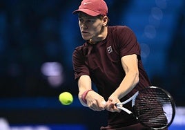 Sinner bate a De Miñaur y encadena su triunfo número 30 hacia la final de Turín