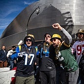 Calles abarrotadas y alta seguridad: sublime ambiente antes del Dolphins - Commanders del Bernabéu