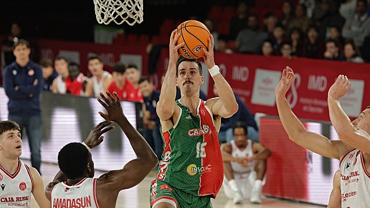 Dedovic ataca el aro rival en el Insolac Caja 87 - Cultural Leonesa