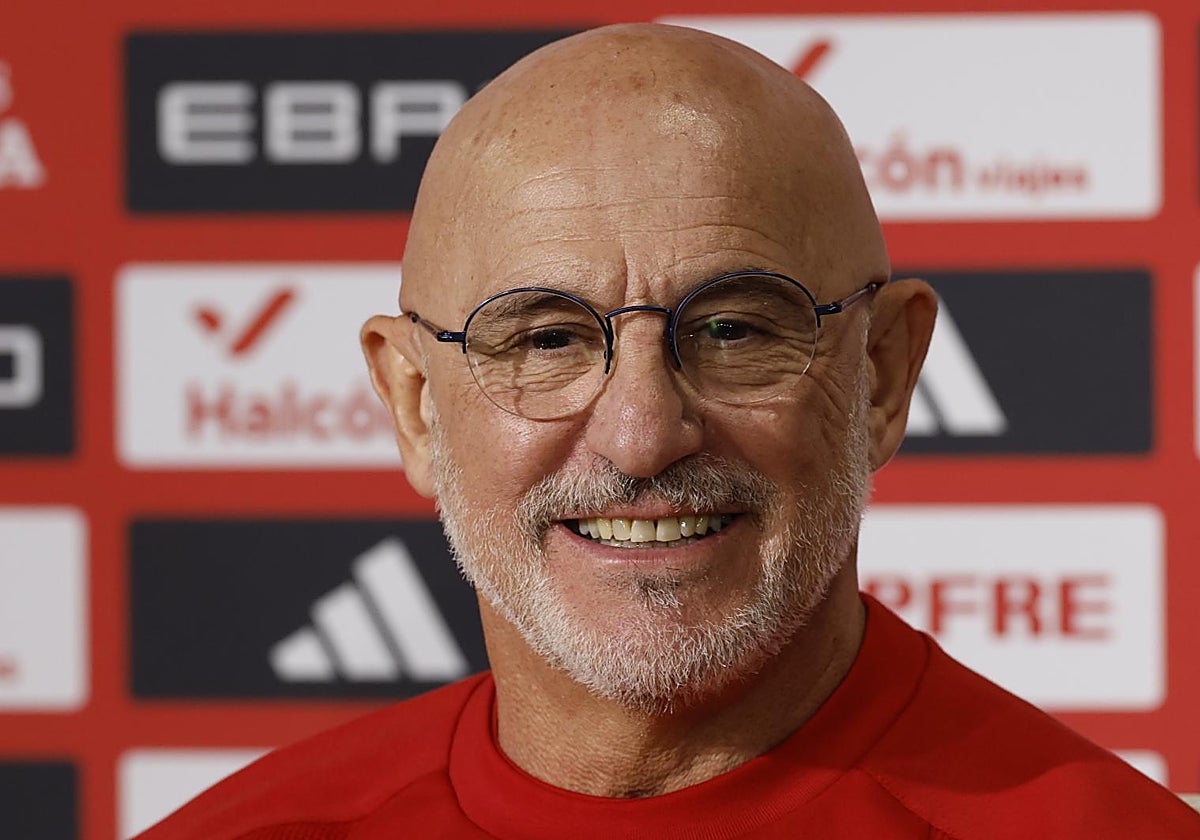 El entrenador de la selección española, Luis de la Fuente, en rueda de prensa este lunes previo al partido ante la selección de Turquía que disputará mañana en el estadio La Cartuja de Sevilla en el último encuentro de la fase de clasificación para el Mundial 2026