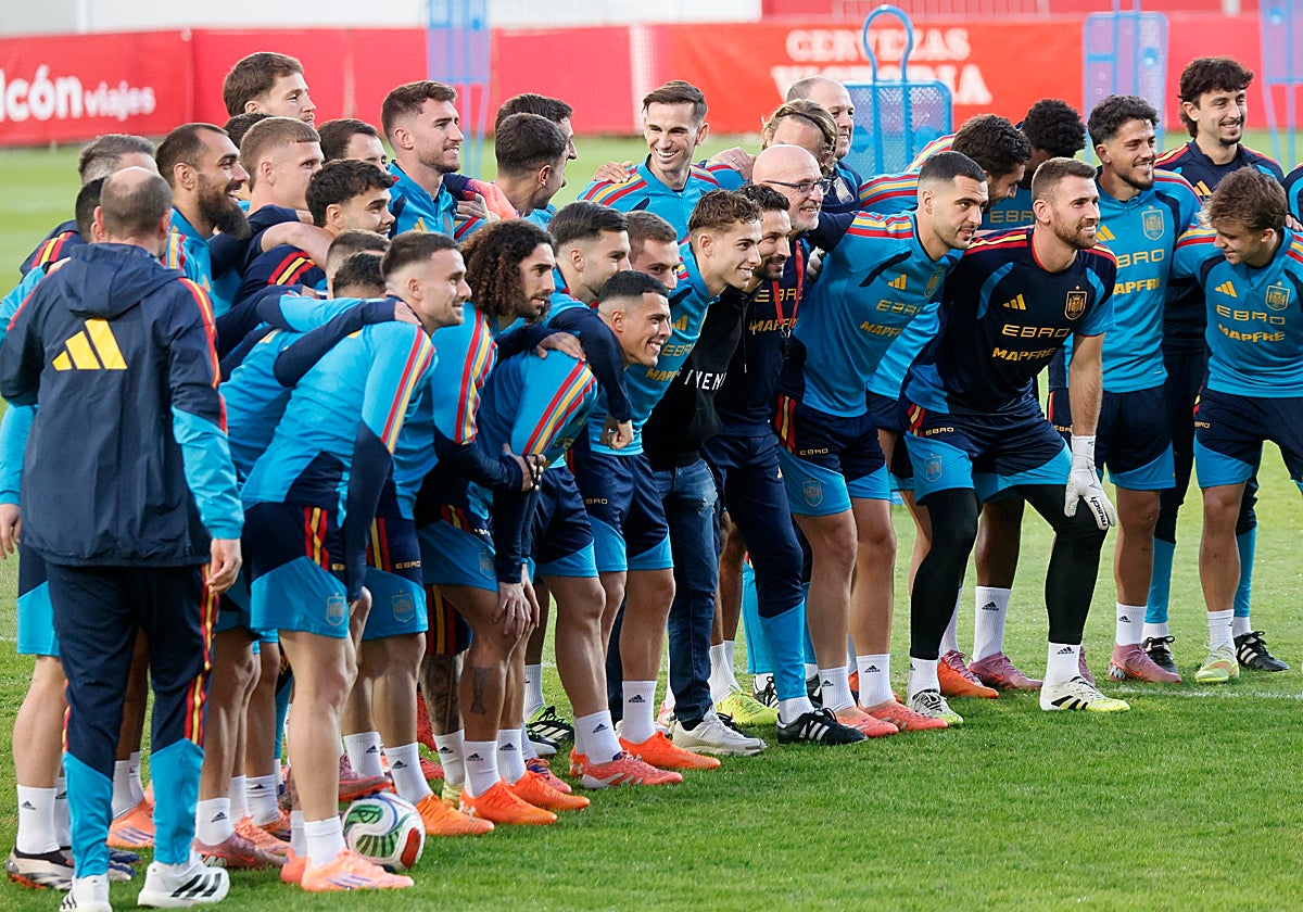 Jesús Navas, posando junto a los jugadores y cuerpo técnico de la selección española