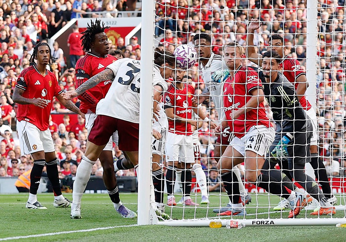 Calafiori, defensa del Arsenal, remata a gol un córner