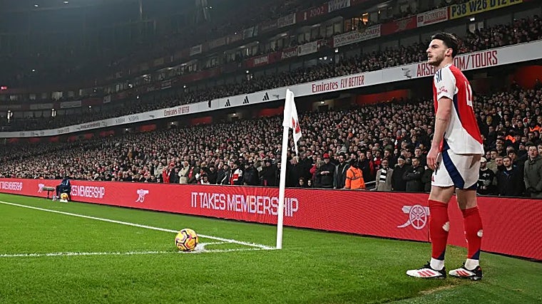 Rice, gran especialista del Arsenal, se dispone a sacar un córner