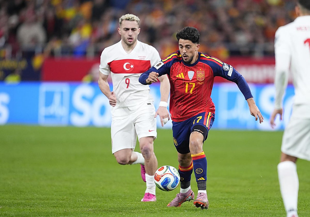 Pablo Fornals recibe la ovación de La Cartuja en el España - Turquía (2-2)