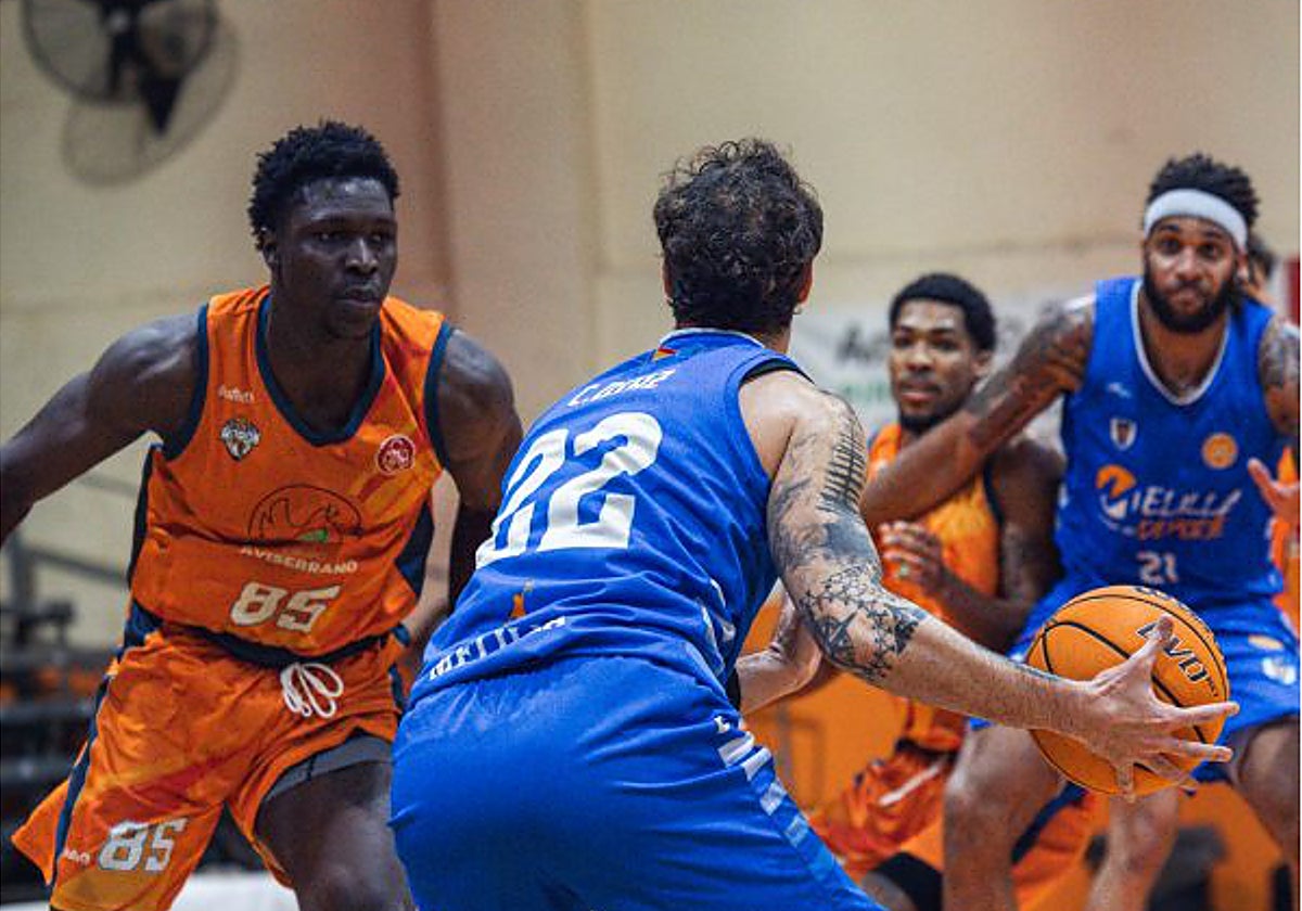 Correia, 85 del CB Starlabs Morón, defendiendo a Cristian Díaz, del Melilla