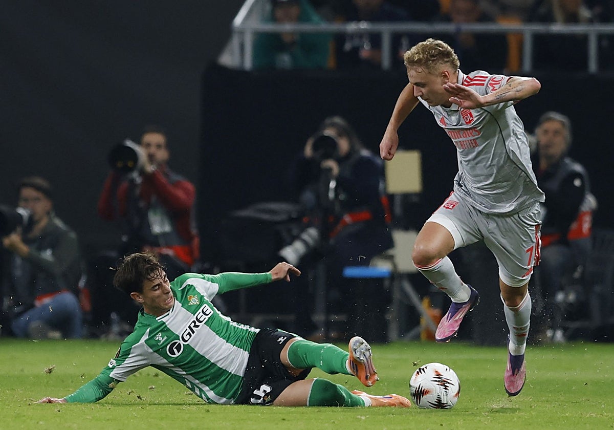 Valentín Gómez disputa un balón ante el Olympique de Lyon