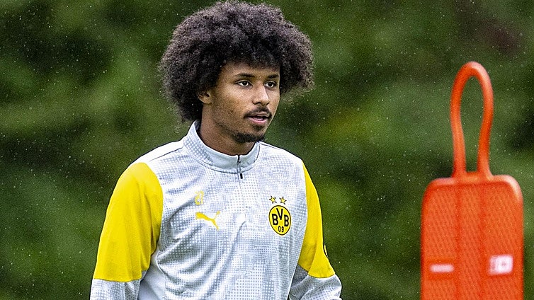 La policía alemana pilla al futbolista Adeyemi con cuchillos, puños americanos, pasamontañas y una porra