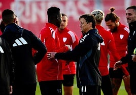 Akor Adams, Gudelj y Ejuke ya trabajan con el equipo en la primera sesión de la semana