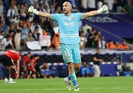 Dmitrovic, sobre el Sevilla: «Es un rival muy grande que en las últimas temporadas no lleva los resultados esperados»