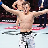 El kazajo Bekzat Almakhan, tras su primera victoria en la UFC