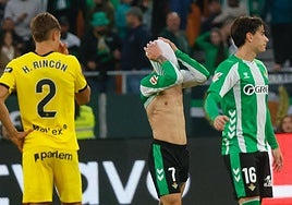 Antony ve una roja directa que lo deja fuera del derbi en el Sánchez-Pizjuán