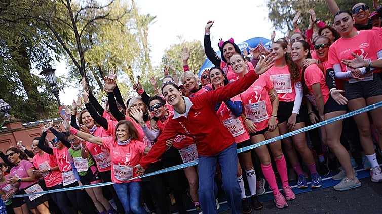 La 'Marea Rosa' vuelve a conquistar Sevilla: la Carrera de la Mujer reúne a 8.000 participantes por las calles de la ciudad