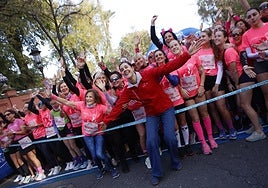 La 'Marea Rosa' vuelve a conquistar Sevilla: la Carrera de la Mujer reúne a 8.000 participantes por las calles de la ciudad