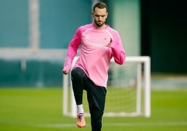 Pau López ya trabaja sobre el césped en su recuperación