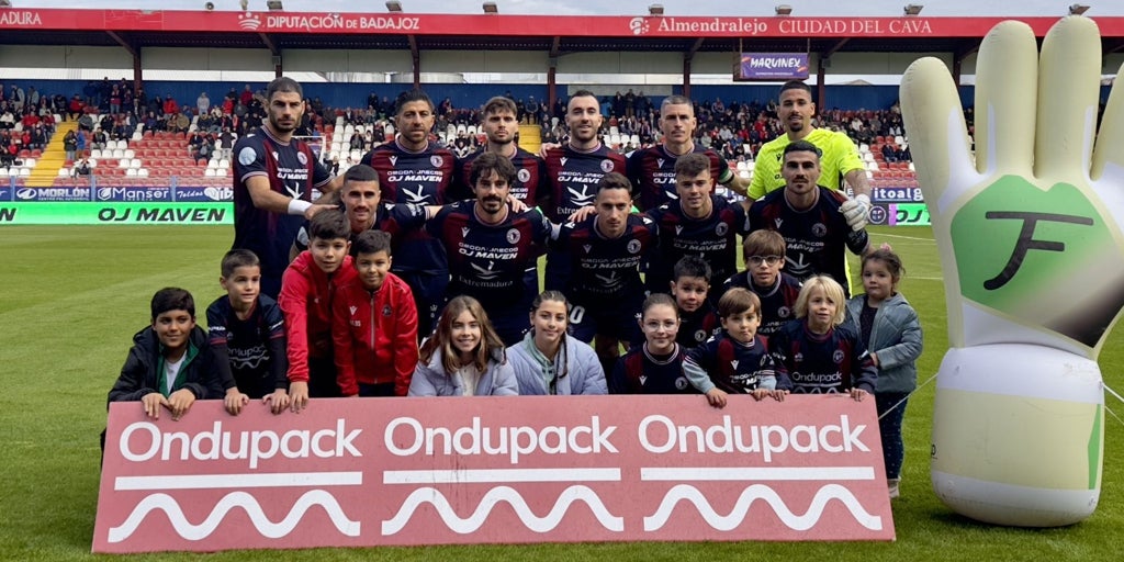 El CD Extremadura pierde en casa ante el Almería B con remontada en el descuento (2-4)