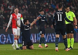 Dani Vivian y Guruzeta durante el partido de este martes en Praga