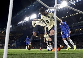 El autogol de Koundé en una acción con Ferran que supuso el primero del Chelsea