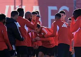 La vuelta de Azpilicueta, única buena noticia para el Sevilla en la semana del derbi