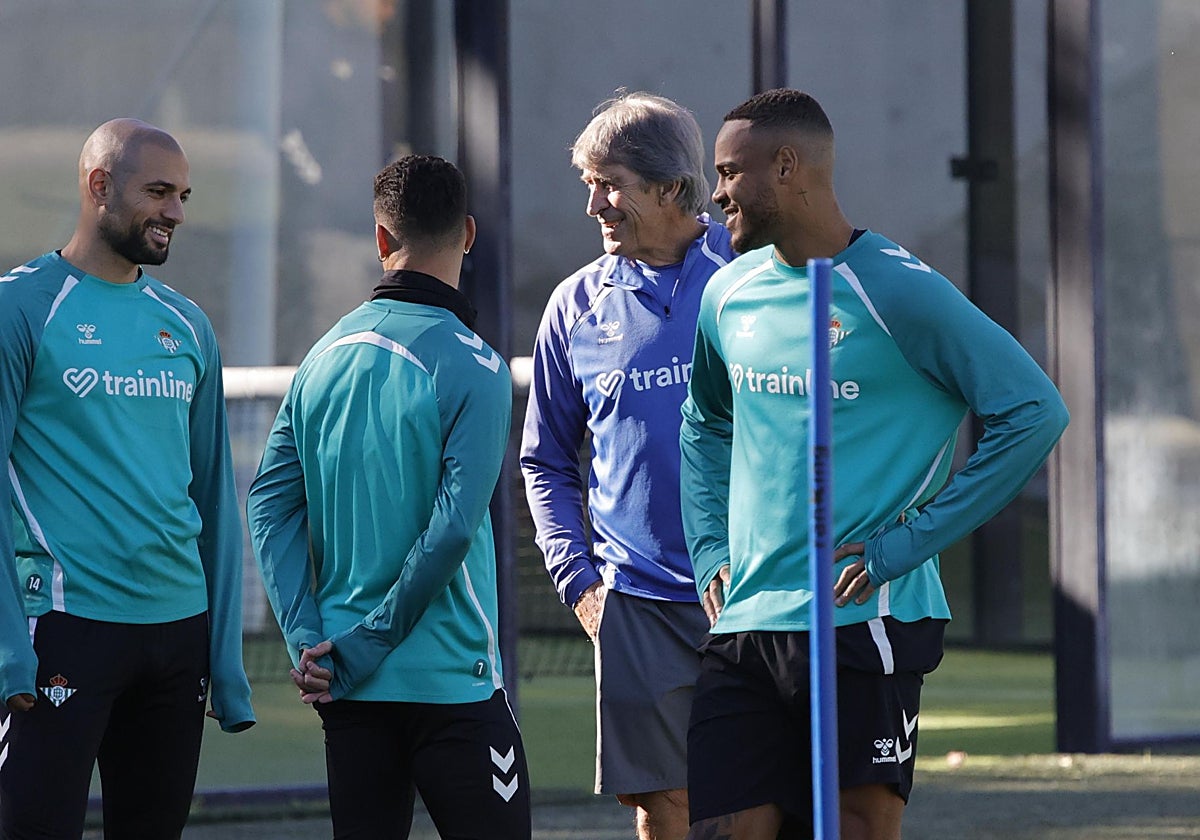 Manuel Pellegrini sonríe ante Amrabat, Antony y Natan en el entrenamiento del Betis