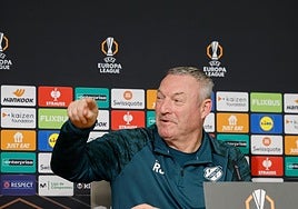 El entrenador del Utrecht, preguntado por el presunto interés del Betis en El Karouani: «Nosotros queremos a Antony»