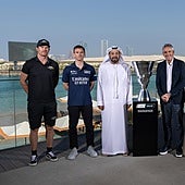 Los patrones aspirantes al título posan con los trofeos y los organizadores y patrocinadores