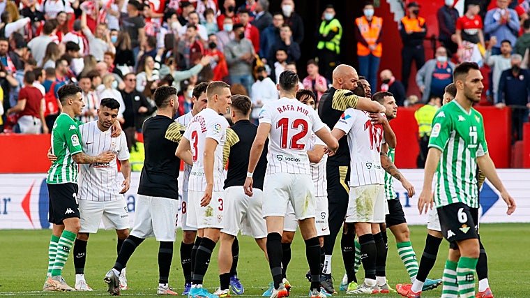 Los jugadores del Sevilla celebran la victoria en el derbi