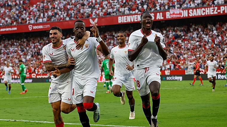 Lukebakio celebra junto a Isaac, Agoumé y Badé su gol al Betis