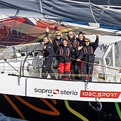 Támara Echegoyen, segunda por la derecha, con la tripulación femenina de The Famous Project