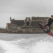 La catalana Noah Tamaral con el Castillo de San Anton al fondo