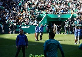 La afición del Betis da un baño de cariño a la plantilla en La Cartuja antes del derbi
