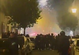 Multitudinaria pelea entre ultras de Sevilla y Betis en la previa del derbi con lanzamiento de bengalas y material pirotécnico en Nervión