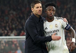 Xabi Alonso y Vinicius, tras la derrota en la Champions ante el Liverpool