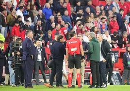 Munuera Montero detiene el derbi por lanzamiento de objetos