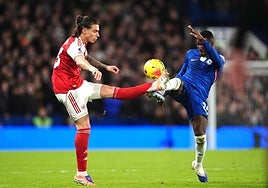El Chelsea sobrevive con 10 y le rasca un punto al Arsenal