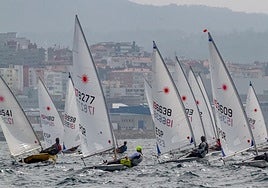 Una de las pruebas de la clase ILCA en la ría de Vigo