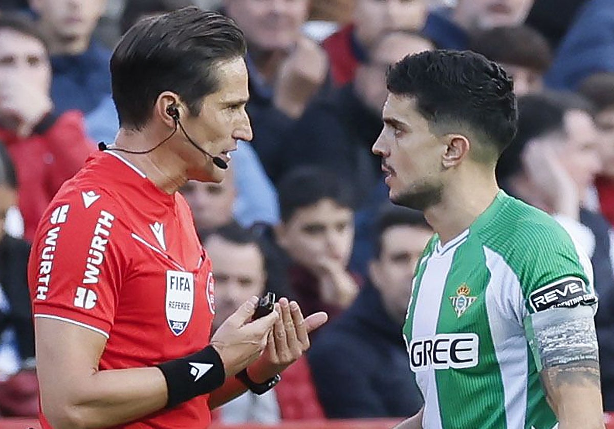 Bartra, como capitán del Betis, dialoga con Munuera Montero durante el Sevilla - Betis del domingo