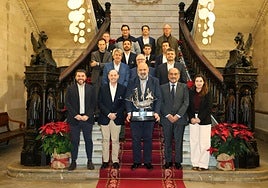 El alcalde de Palma, Jaime Martínez, con el Trofeo, acompañado por autoridades y patrocinadores