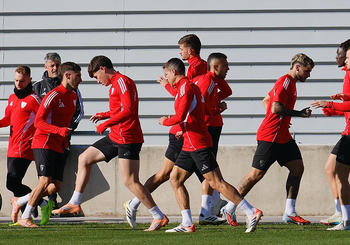 Los jugadores del Sevilla, durante el entrenamiento de este miércoles
