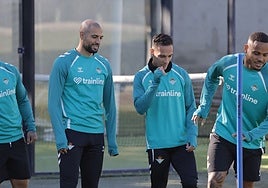 Amrabat se entrena y mira al Betis - Barcelona; Antony es duda