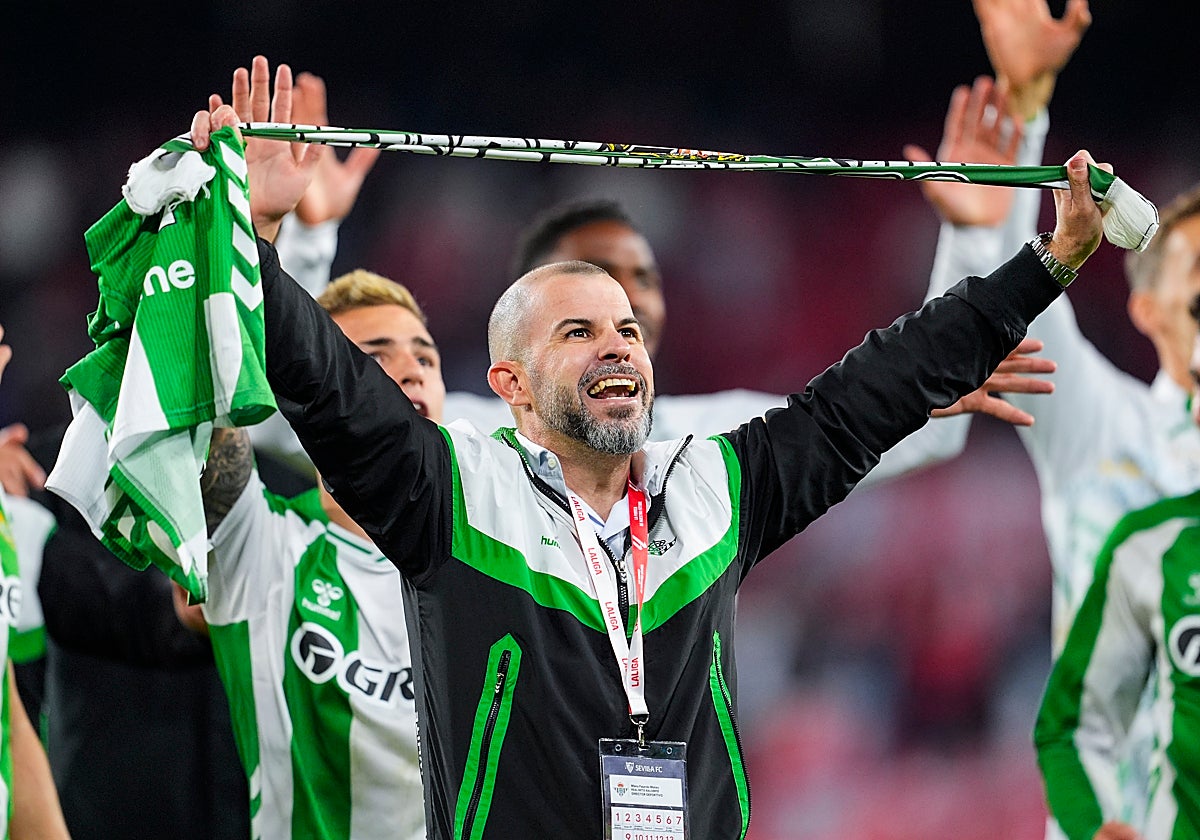 Manu Fajardo, director deportivo del Betis, celebrando la victoria en el último derbi