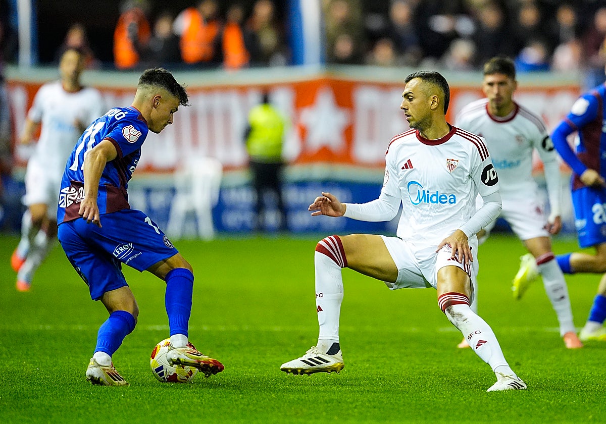 Joan Jordán disputa un balón con Marco Manchón en el pasado Extremadura - Sevilla de Copa del Rey