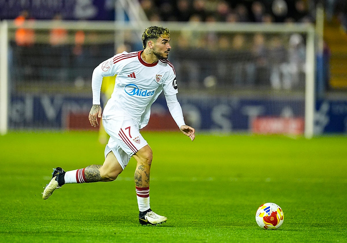 Isaac Romero, avanzando con el balón en el partido contra el Extremadura