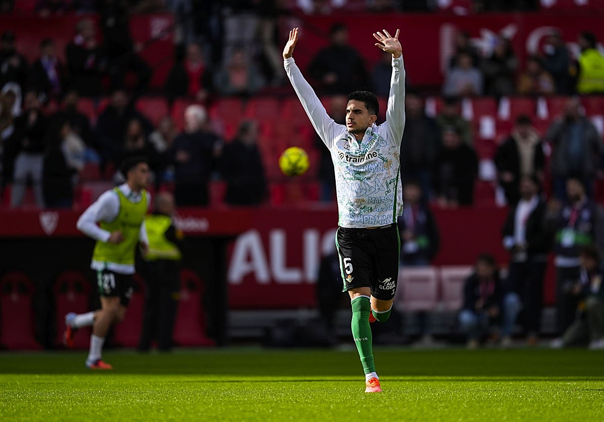 Bartra saluda a la afición del Betis en el calentamiento previo al derbi