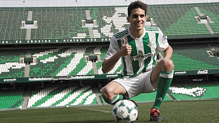 Bartra in his introduction as a player for Betis in 2018