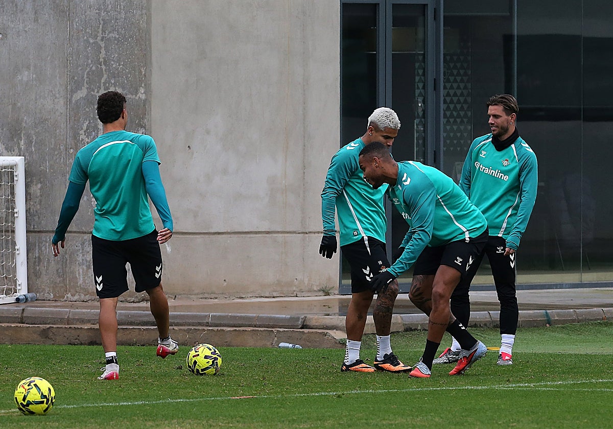 Deossa, Cucho, Natan y Lo Celso, en el entrenamiento de este viernes en la ciudad deportiva