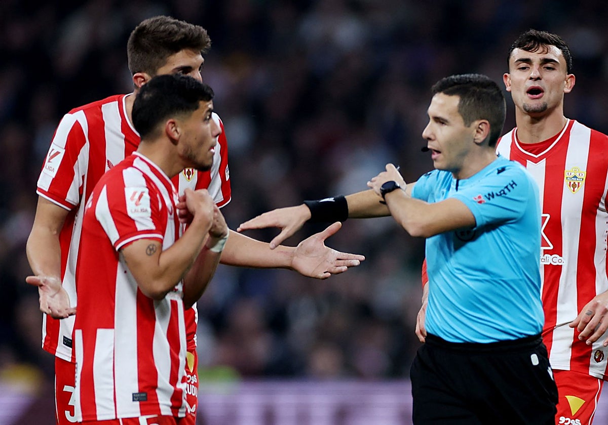 Hernández Maeso, durante un Real Madrid - Almería de LaLiga 23-24